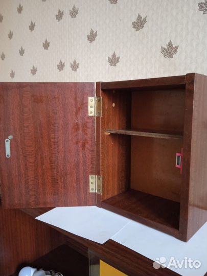 Навесная полка аптечка