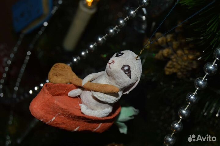 Ватная игрушка зайчик в лодке