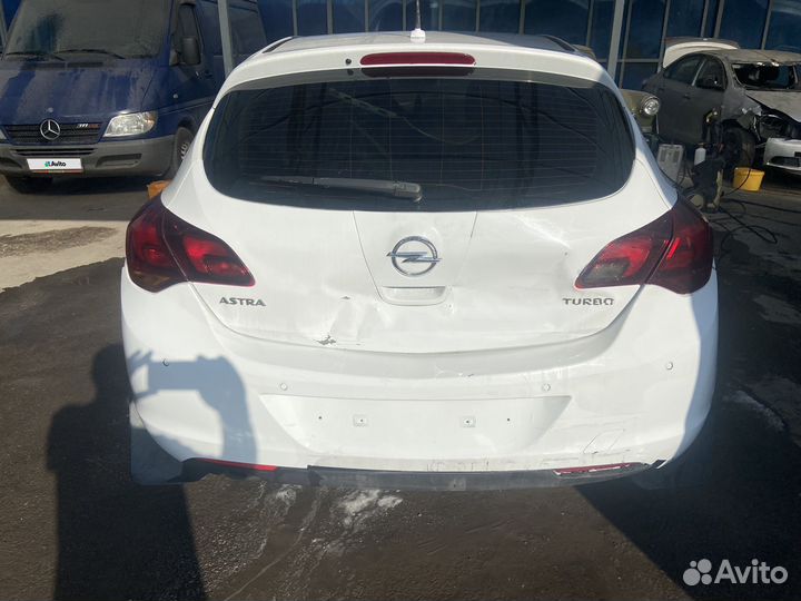 Opel Astra 1.4 МТ, 2011, битый, 165 000 км
