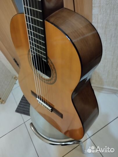 Классическая Yamaha C-40 С чехлом и каподастром