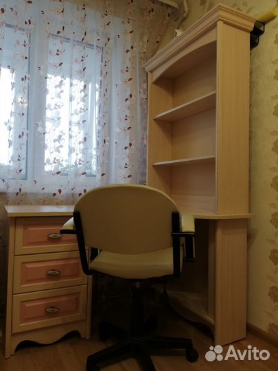 Угловой письменный стол с полками