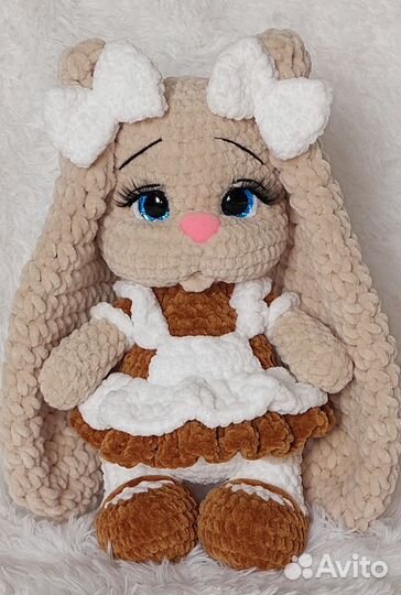 Вязаная зайка школьница