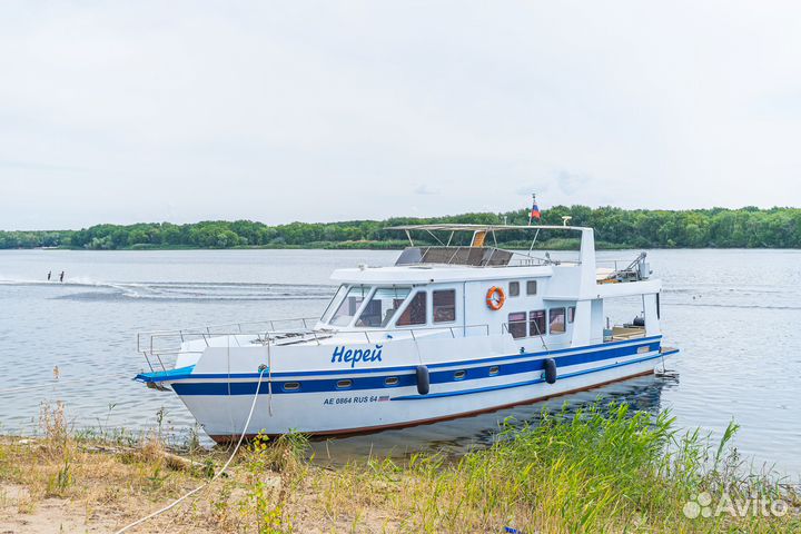 Моторная яхта с флайбриджем