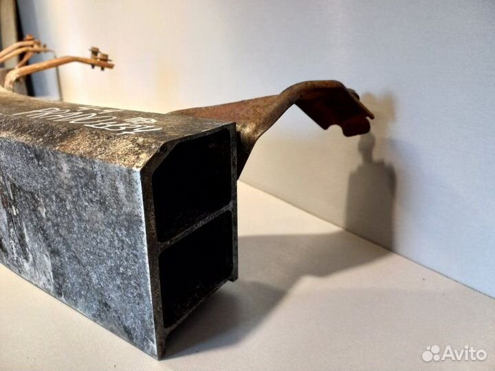 Усилитель бампера передний Toyota Land Cruiser