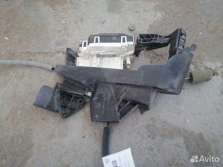 Замок двери передний правый Mercedes Benz C180