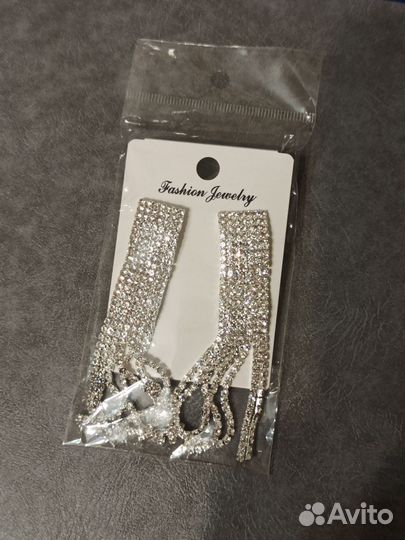 Серьги из страз длинные серебристые новые
