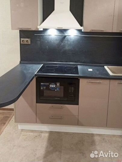 Глянцевая кухня с барной стойкой