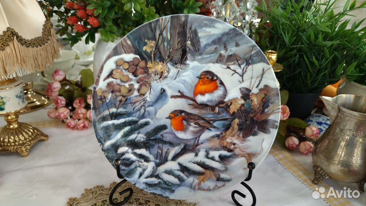 Тарелка серии Птицы зимой Малиновка на снегу