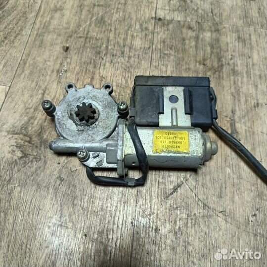 Моторчик стеклоподъемника правый Mitsubishi Canter