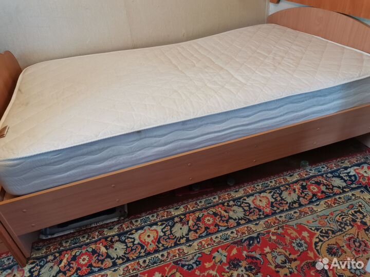 Кровать полутороспальная с матрасом бу