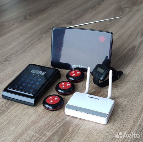 Кнопка вызова персонала, официанта, мастера и часы