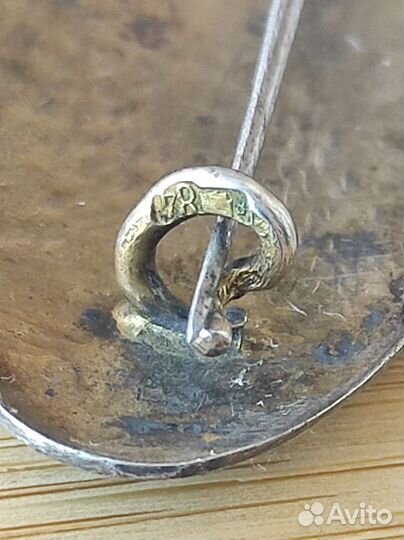 Брошь серебро 84 пробы гильошированная эмаль