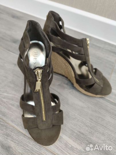 Босоножки Guess