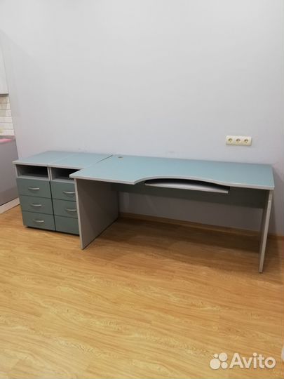 Стол офисный угловой с двумя тумбами