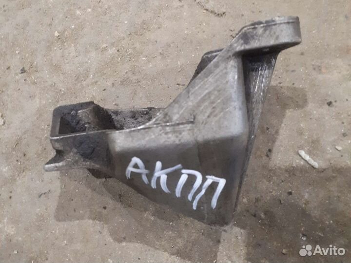 Левый кронштейн АКПП ауди а6 с4