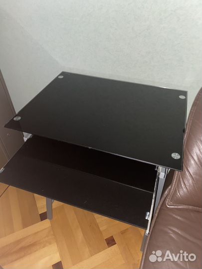 Компьютерный стол стеклянный