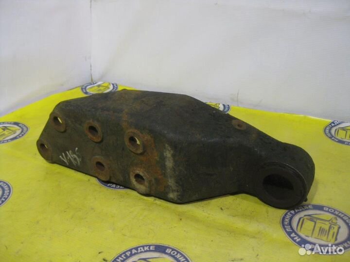 Кронштейн торсиона кабины к раме левый 1611037 vol