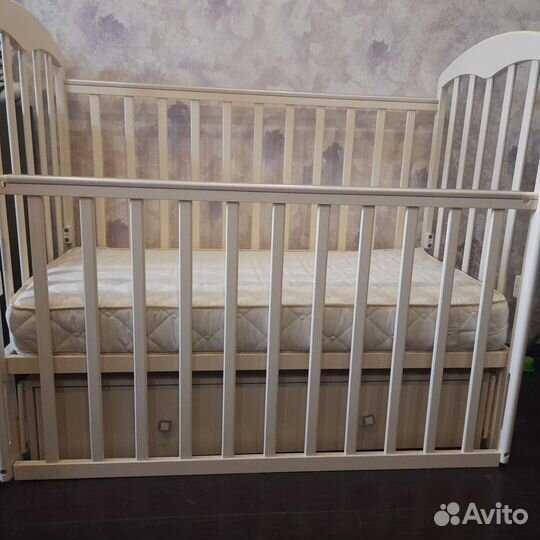 Детская кровать с маятником