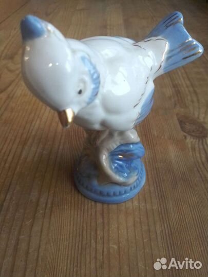 Фарфоровая статуэтка птичка