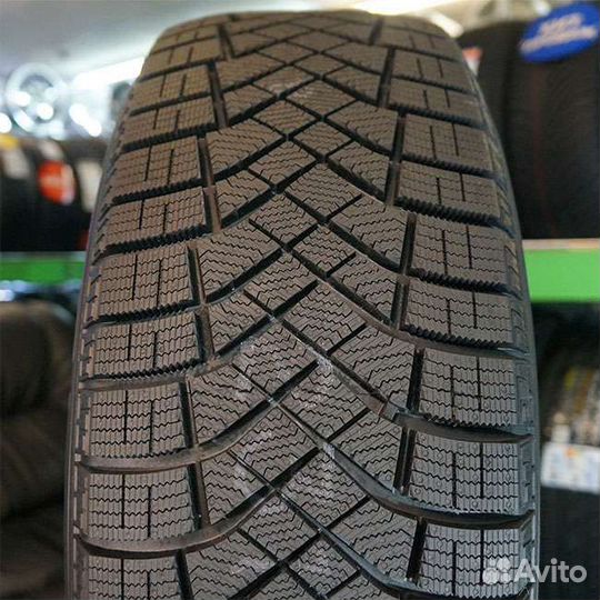 Pirelli Ice Zero FR 205/55 R16