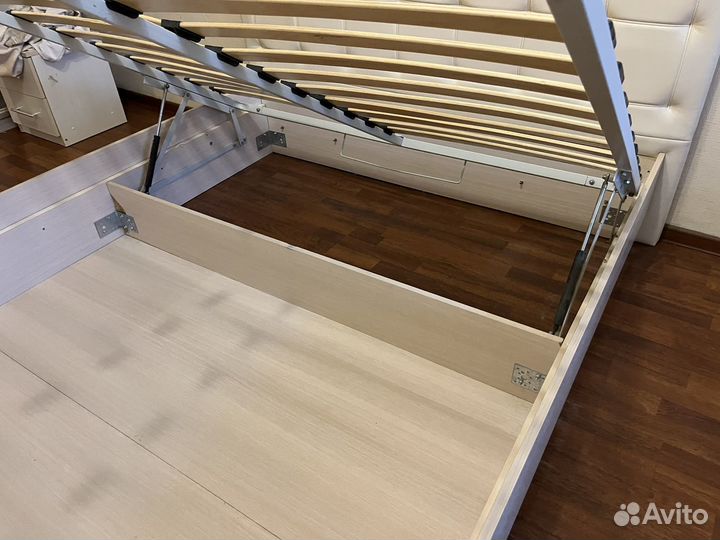 Кровать с подъемным механизмом, матрасом и 2 прикр