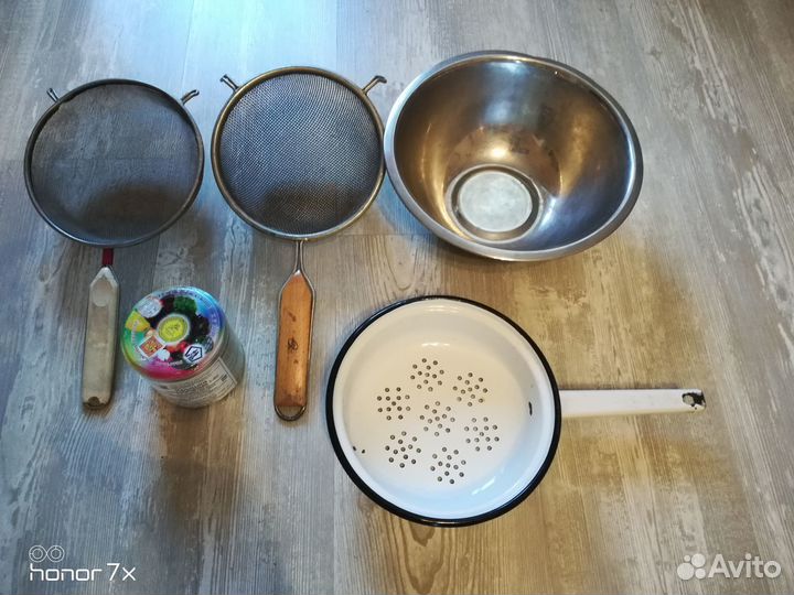 Посуда разная, чайник, термос, банки стекло