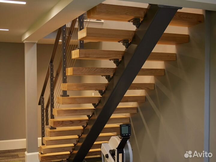 Металлическая лестница на монокосоуре