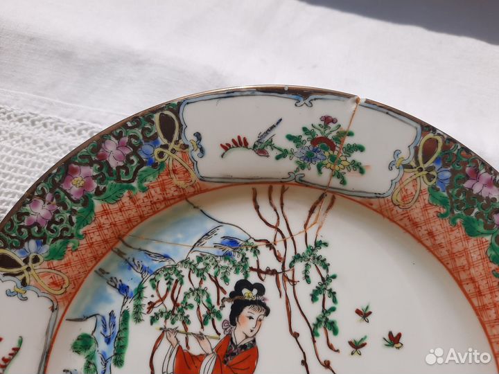 Тарелка настенная Китай Скол