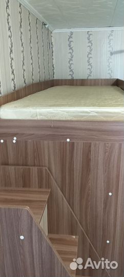 Детская кровать чердак со столом и шкафом