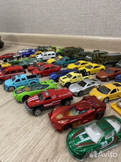 Машинки металлические,46 штук