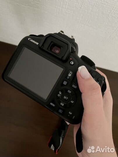 Зеркальная камера Canon EOS 1300D Kit