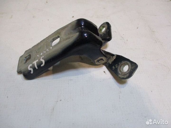 Петля двери передней правой нижняя Cadillac STS