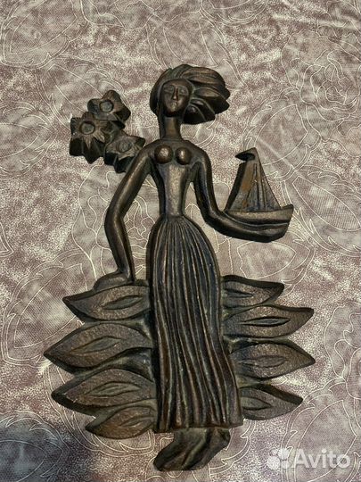 Литье девушка с парусником