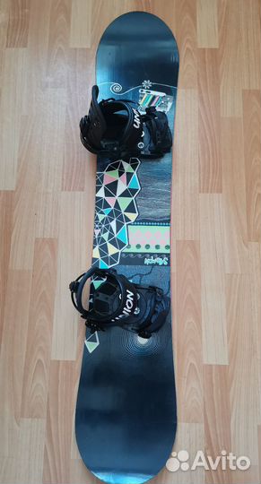 Сноуборд с креплениями и чехлом