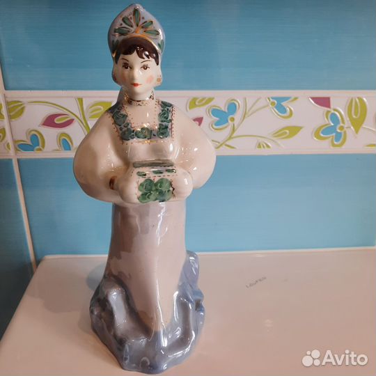 Фарфоровая статуэтка 