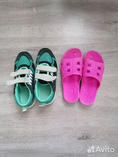 Кроссовки детские и сланцы