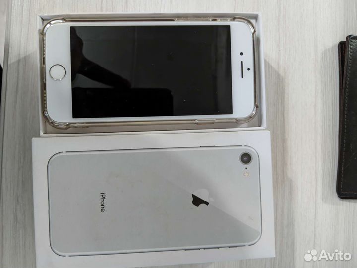 Телефон iPhone 8 64 gb