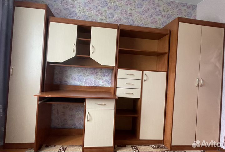 Кровать с ортопедическим матрасом, стенка