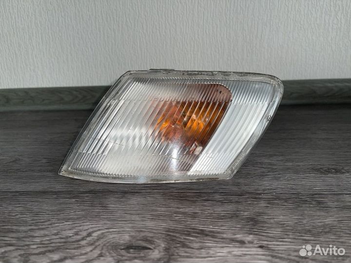 Поворотник левый Toyota Corolla Levin AE110 AE111