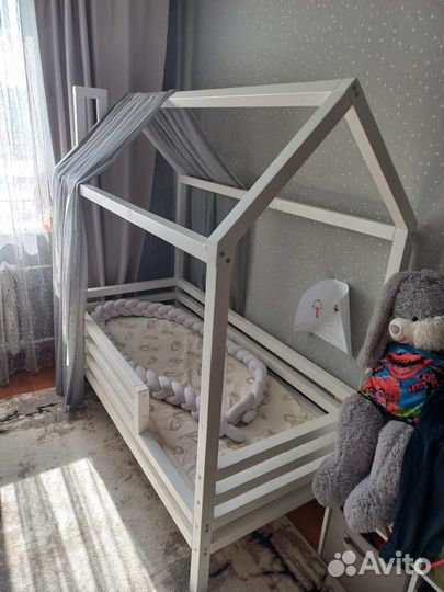 Детская кроватка домик