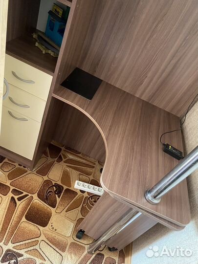 Детский уголок с кроватью и столом