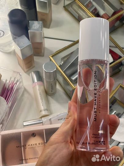 Розовая вода с лепестками дамасской розы