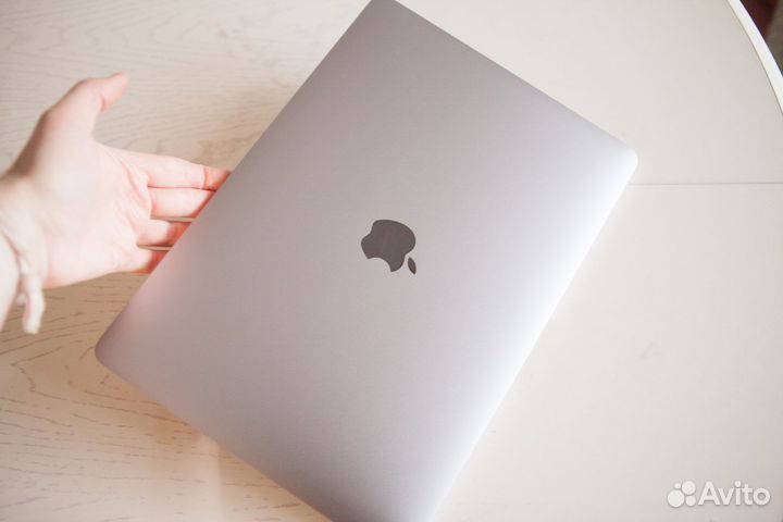 Продам mac book pro 13’ 8gb/256gb/ touch bar