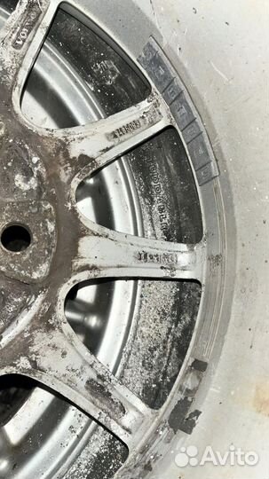 Диски с резиной от Вольвоодна шина с радиалкой