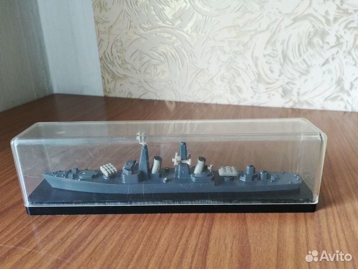 Пластиковая модель военного корабля из СССР