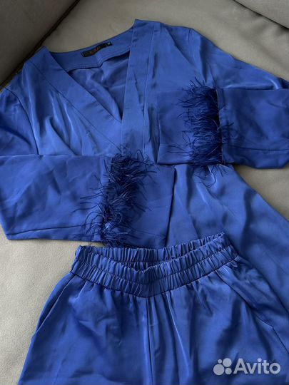 Атласный брючный костюм