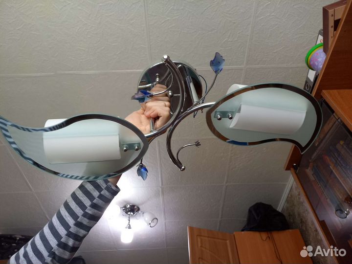 Небольшая потолочная люстра нежная