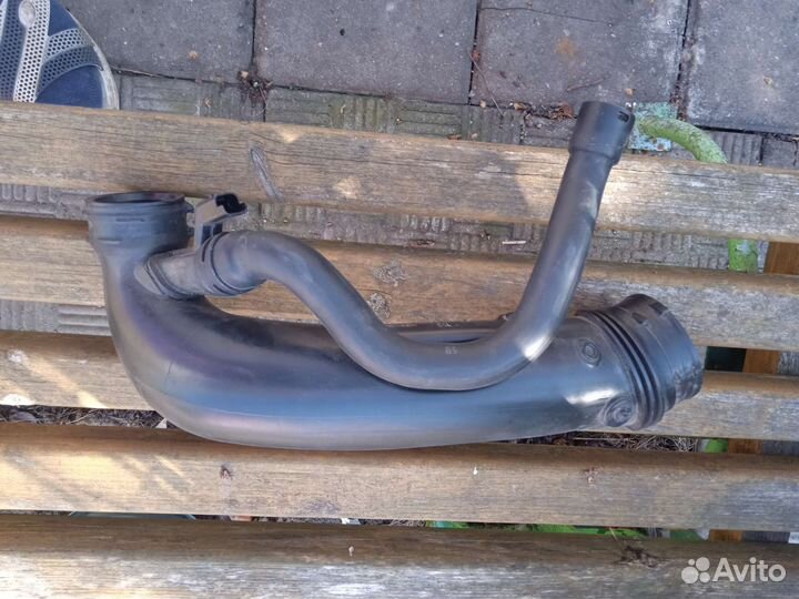 Патрубок впускной от турбины на клапанную крышку