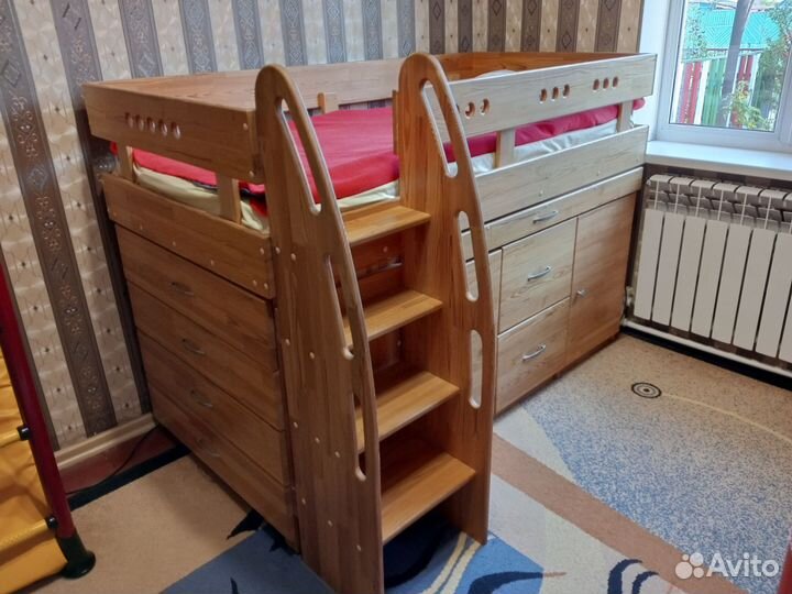 Кровать-чердак с комодом и выдвижным столом