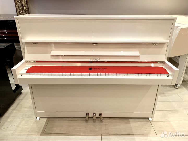 Пианино Petrof P 118 S1, серебряная фурнитура